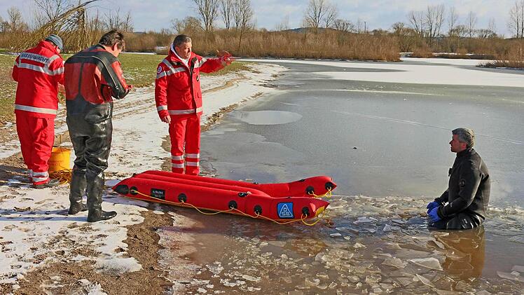 Auf brüchigem Eis, wie hier im Randbereich, konnten sich die mit Pressluft gefüllten Eisrettungsschlitten bewähren.  Foto: kag
