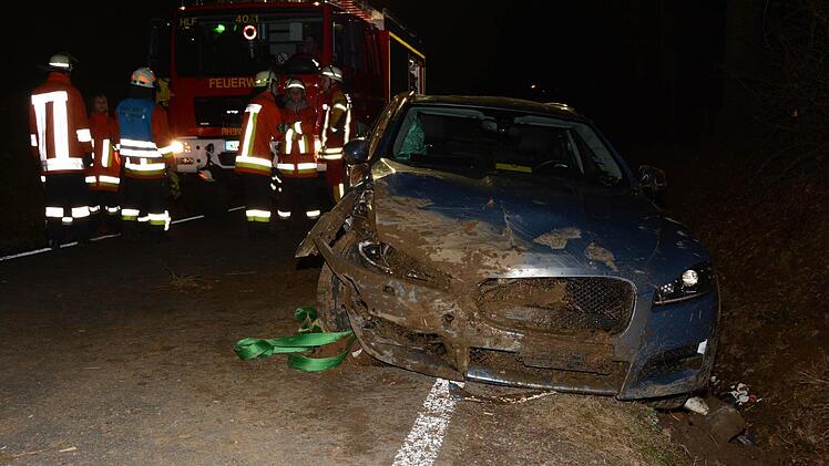 Schwerer Unfall auf der Staatsstraße 2189 bei Thurnau. Foto: Dagmar Besand