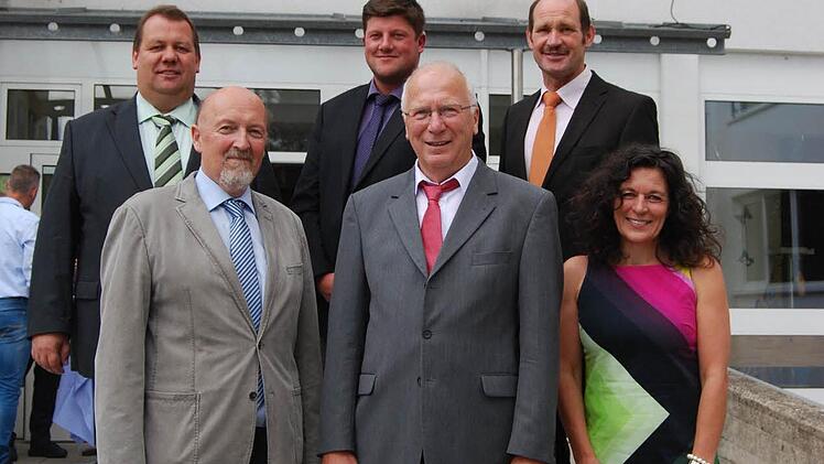 Schondra, Geroda und Oberleichtersbach verabschiedeten ihren Schulleiter der Grund- und Mittelschule Schondratal (hinten, von links): die Bürgermeister Bernold Martin (Schondra), Alexander Schneider (Geroda) und Dieter Muth (Oberleichtersbach) sowie (vorne, von links) Personalratsvorsitzender Wolfgang Wittmann, Schulleiter Otto Granich, die neue Schulleiterin Sabine Kreil. Foto: Horst Conze