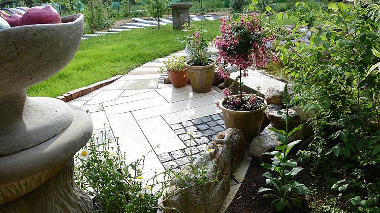Ein paar Blumenkübel auf Terrasse eins. Hier sind die Arbeiten abgeschlossen. Foto: Dagmar Besand