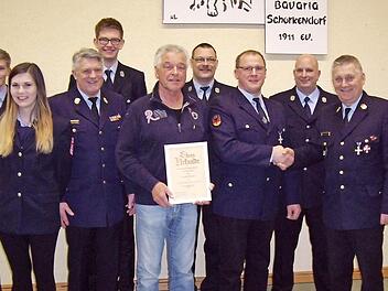Die Hauptversammlung der Feuerwehr Schorkendorf-Eicha war ein gegebener Anlass, Ehrungen und Auszeichnungen auszusprechen sowie Beförderungen vorzunehmen.  Foto: Doris Weidner