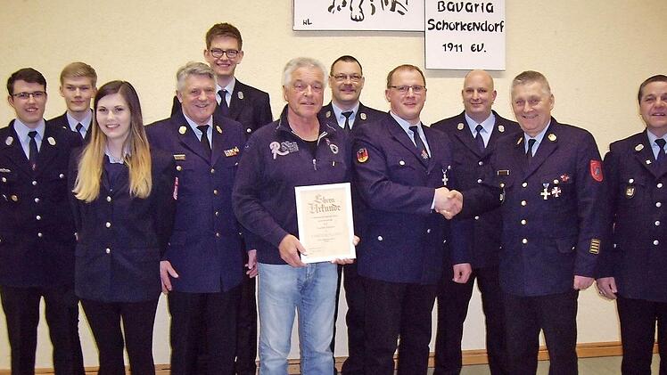 Die Hauptversammlung der Feuerwehr Schorkendorf-Eicha war ein gegebener Anlass, Ehrungen und Auszeichnungen auszusprechen sowie Beförderungen vorzunehmen.  Foto: Doris Weidner