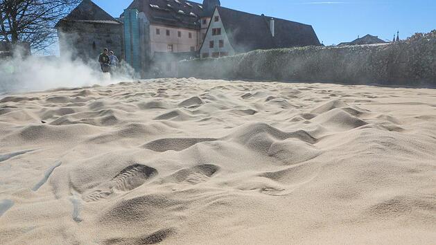 Nicht die Meeresbrise, sondern das starke Gebl&auml;se wirbelt Sand auf der Bastion auf. Fotos: Barbara Herbst