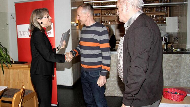 Renate Schroff überreicht Jan Beinßen und Hans Münck (v. l.) das Parteibuch. Foto: Richard Sänger