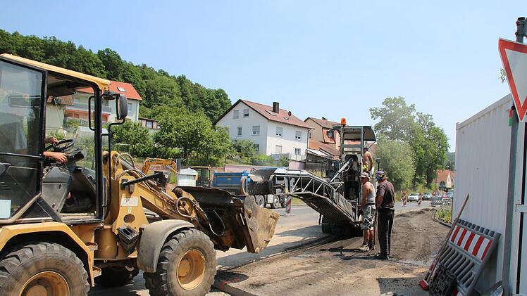 Gestern haben Mitarbeiter der Baufirma Stolz damit begonnen, den Gehweg in der Ortsmitte von Arnshausen abzufräsen und eine Ausweichstrecke für die Sanierung des Lollbaches vorzubereiten. Fotos: Ralf Ruppert