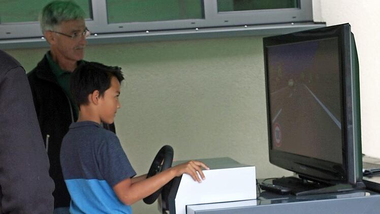 An Simulatoren konnten die Herzogenauracher Gymnasiasten ihr Reaktionsvermögen testen.