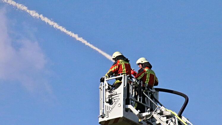 Brandbekämpfung von oben aus dem Korb der Drehleiter der Feuerwehr SeßlachHelmut Will