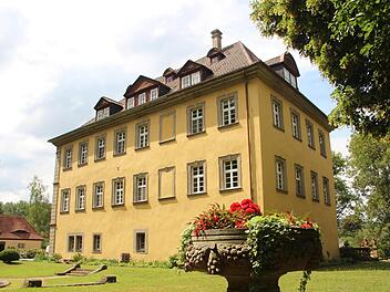 Der dreigeschossige und winkelförmige barocke Schlossbau wirkt eher schlicht. Hier die Ansicht zum Schlosspark hin.Eckehard Kiesewetter