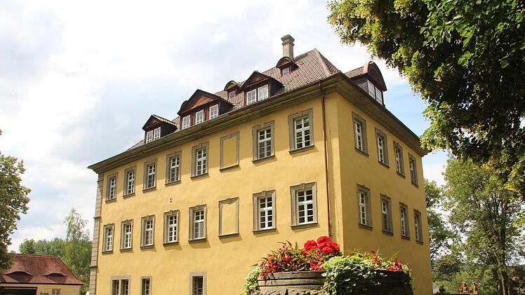 Der dreigeschossige und winkelförmige barocke Schlossbau wirkt eher schlicht. Hier die Ansicht zum Schlosspark hin.Eckehard Kiesewetter