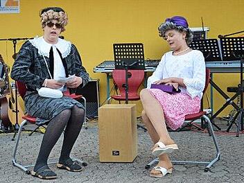 Als "Almut und Rita" - die Ebermannstadter Version von "Waltraud und Mariechen" - brachten Moritz Breuer und Marius Will aus der achten Klasse das Publikum zum Lachen.  Foto: privat