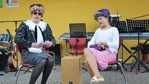 Als "Almut und Rita" - die Ebermannstadter Version von "Waltraud und Mariechen" - brachten Moritz Breuer und Marius Will aus der achten Klasse das Publikum zum Lachen.  Foto: privat