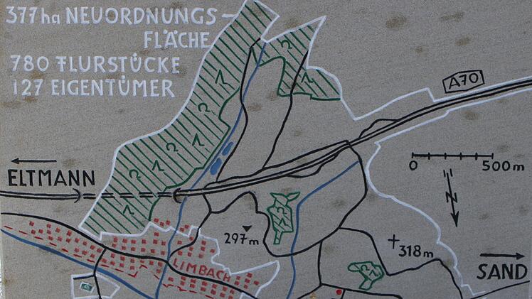 Auf das Denkmal aus Sandstein ist auch ein Blick in die Flurneuordnung eingraviert.