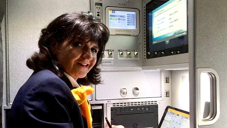 Das Foto zeigt Birgit Starmusch an ihrem Arbeitsplatz an Bord. Dort dokumentiert sie organisatorische und technische Bereiche. Foto: Lufthansa