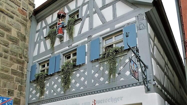 Die Weinstube "Zum Zwetschger" schmiegt sich an den Stadtturm.