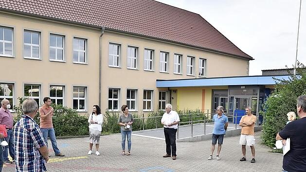 Die Mitglieder des Stadtrates konnten sich bei einer Besichtigung der Grundschule vom Fortgang der Sanierungsarbeiten &uuml;berzeugen.
