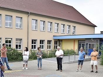 Die Mitglieder des Stadtrates konnten sich bei einer Besichtigung der Grundschule vom Fortgang der Sanierungsarbeiten überzeugen.