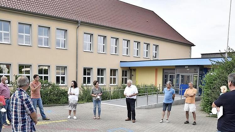 Die Mitglieder des Stadtrates konnten sich bei einer Besichtigung der Grundschule vom Fortgang der Sanierungsarbeiten überzeugen.
