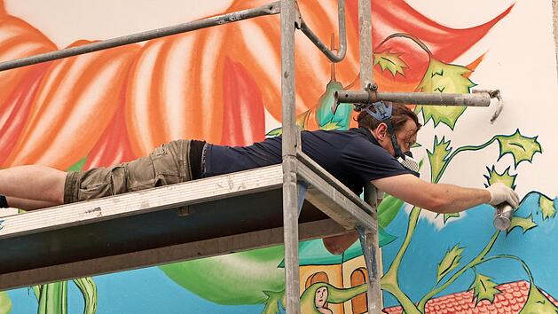 Martin Blum&ouml;hr beim nicht gerade bequemen Finish der Motiv-Zwischenr&auml;ume.