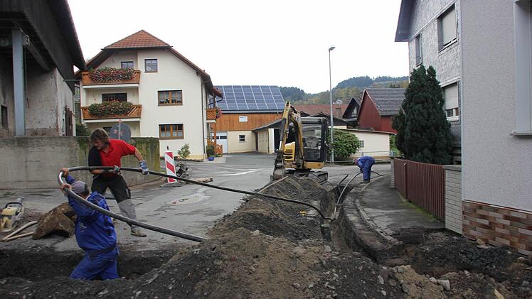 Eine Erdleitung wird mit Muskelkraft herausgezogen. Foto: Friedwald Schedel