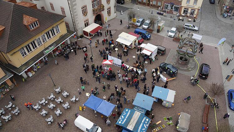 An den Samstagen zieht der Wochenmarkt Kunden in die Innenstadt. Foto: Archiv/Arkadius Guzy