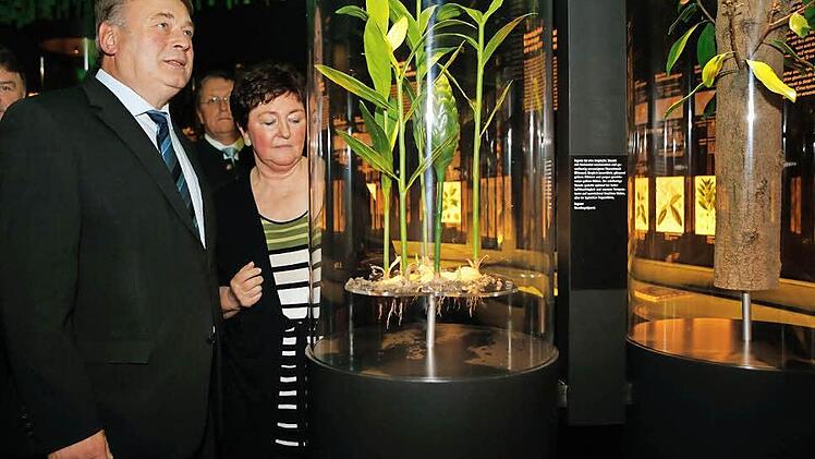 Staatsminister Helmut Brunner zeigte sich bei einem Rundgang mit Mönchshof-Geschäftsführerin Sigrid Daum beeindruckt von der Ausstellung, insbesondere vom stilvollen Botanikum (oben). Fotos: Matthias Hoch