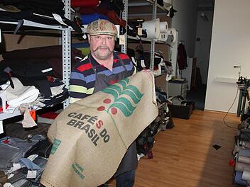 Die Mütze aus dem Jutesack, präsentiert von Dieter Bullmann. Dahinter das gefüllte Stoffregal.  Fotos: Beck