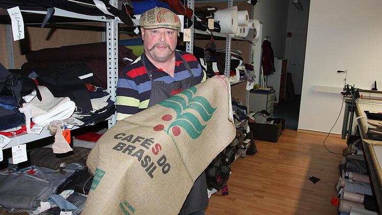 Die Mütze aus dem Jutesack, präsentiert von Dieter Bullmann. Dahinter das gefüllte Stoffregal.  Fotos: Beck