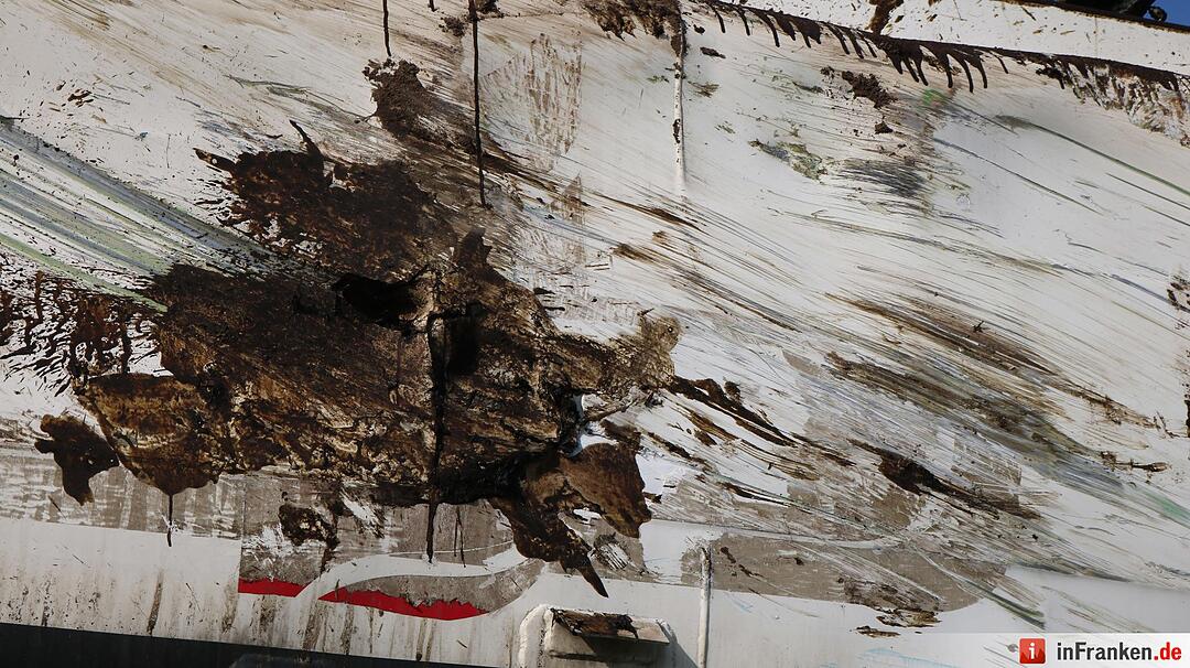 Mit 25.000 Liter Guelle beladener Lkw kippt um