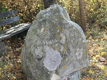 Der Sühnestein "Spinnera" in Welsberg, der an eine längst vergangene Zeit erinnert, wurde von Unbekannten beschädigt. Foto: Michael Stelzner