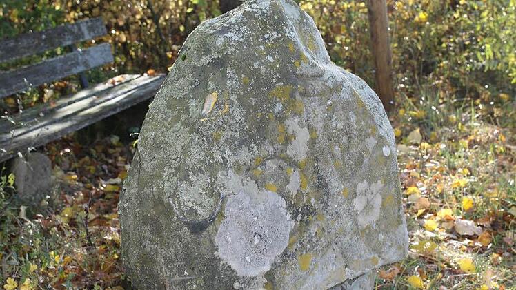 Der Sühnestein "Spinnera" in Welsberg, der an eine längst vergangene Zeit erinnert, wurde von Unbekannten beschädigt. Foto: Michael Stelzner