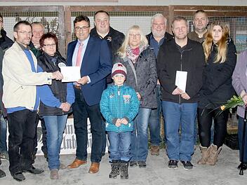 Die erfolgreichen Züchter des Kleintierzuchtvereins Untersiemau erhielten von den Funktionären der Kreisvereine und vom Schirmherrn Rolf Rosenbauer Preise überreicht. Foto: Michael Stelzner