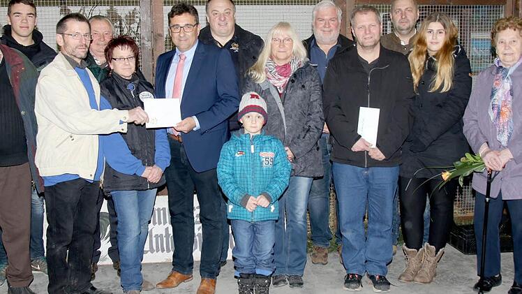 Die erfolgreichen Züchter des Kleintierzuchtvereins Untersiemau erhielten von den Funktionären der Kreisvereine und vom Schirmherrn Rolf Rosenbauer Preise überreicht. Foto: Michael Stelzner