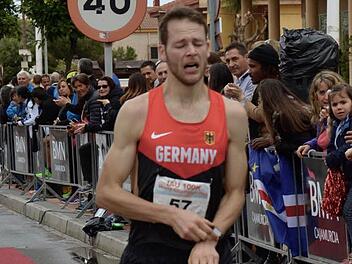 Die mentale und körperliche Erschöpfung ist ihm ins Gesicht geschrieben, als Alexander Dautel nach 7:26:11 Stunden das Ziel nach 100 anstrengenden Kilometern erreicht. Fotos: Sofie Hovmand