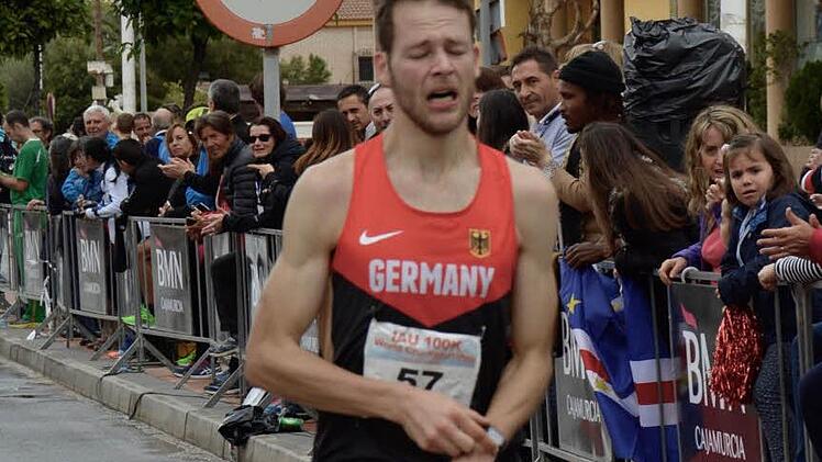 Die mentale und körperliche Erschöpfung ist ihm ins Gesicht geschrieben, als Alexander Dautel nach 7:26:11 Stunden das Ziel nach 100 anstrengenden Kilometern erreicht. Fotos: Sofie Hovmand