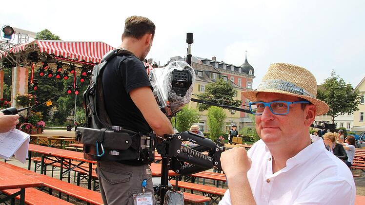 Moderator Volker Heißmann verfolgt die Probe von Schlagersängerin Julia Lindholm. Foto: Ulrike Nauer