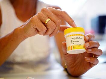 Bei sehr starken Schmerzen hat sich Cannabis als ein gutes Medikament erwiesen.  Foto: Sebastian Gollnow, dpa