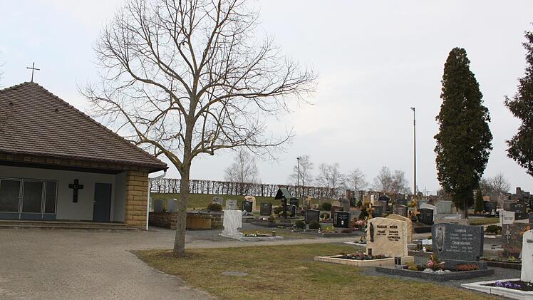 Die Gehwege im Friedhof von Westheim sowie die Zufahrtswege und der Vorplatz sind immer wieder Themen bei den B&uuml;rgerversammlungen. Aufgrund der f&uuml;r eine Generalsanierung zu erwartenden hohen Kosten kann man laut B&uuml;rgermeister Stefan Paulus immer nur Ausbesserungsarbeiten ausf&uuml;hren. Auch der R&uuml;ckschnitt der B&auml;ume im Friedhof oder gar ein komplettes Abholzen seien nicht geplant.Christiane Reuther