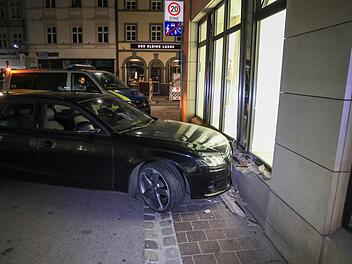 Der Fahrer hatte versucht vor der Polizei zu fliehen. Fotos: News5/Merzbach