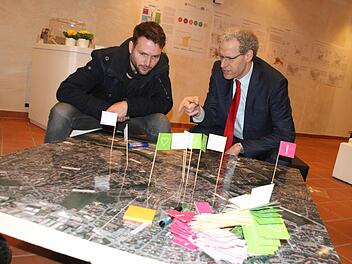Andreas Paul (l.) vom Leipziger Büro für urbane Projekte mit Bürgermeister German Hacker im Ideenamt: Fähnchen zeigen, wo die Bürger Vorschläge gemacht haben.    Foto: Bernhard Panzer (Archiv)