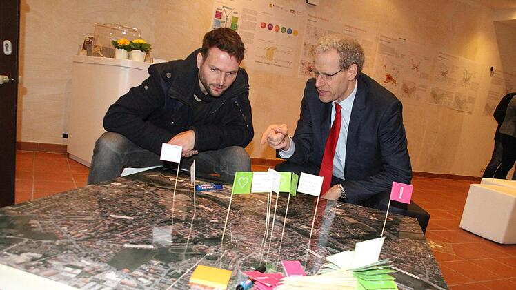 Andreas Paul (l.) vom Leipziger Büro für urbane Projekte mit Bürgermeister German Hacker im Ideenamt: Fähnchen zeigen, wo die Bürger Vorschläge gemacht haben.    Foto: Bernhard Panzer (Archiv)