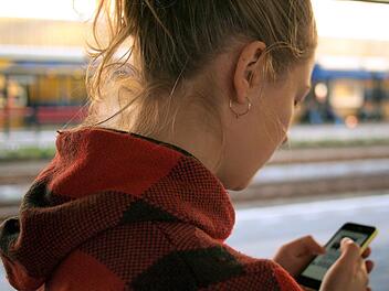 Einige Handys und Smartphones werden schon bald keinen Support mehr von "WhatsApp" erhalten. Symbolbild: Daria Nepriakhina/Unsplash.com