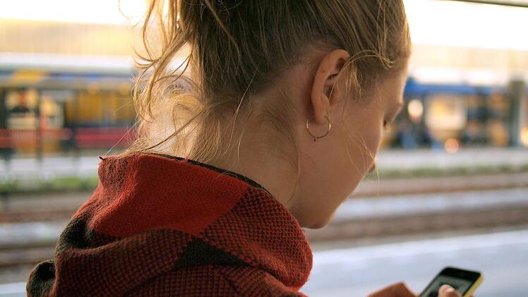Einige Handys und Smartphones werden schon bald keinen Support mehr von "WhatsApp" erhalten. Symbolbild: Daria Nepriakhina/Unsplash.com