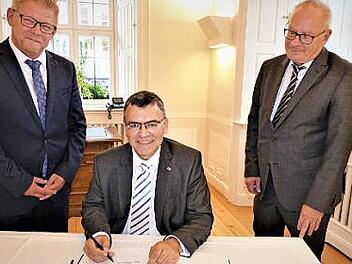Im Beisein von Bürgermeister Frank Wilzok (links) und Kreisverkehrswacht-Vorsitzendem Jürgen Schmidt (rechts) trug sich Minister Florian Herrmann in das Gästebuch der Stadt Kulmbach ein. Foto: Werner Reißaus