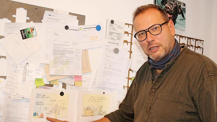 So ein Weg in die Schuldenfalle ist sogar mit Karikaturen gepflastert. Schuldnerberater André Steffen hat dazu sogar welche im Büro.