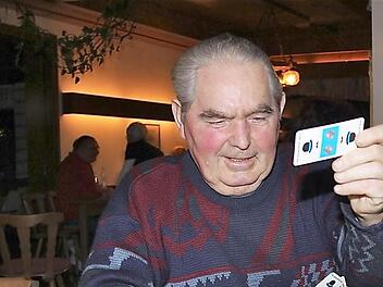 Kein Spiel beim Preisschafkopf hat Gründungsmitglied Bruno Kippes versäumt. Foto:Gerd Schaar