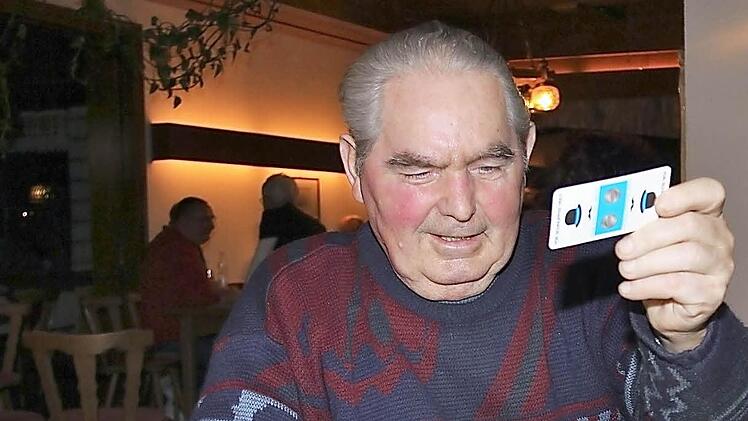 Kein Spiel beim Preisschafkopf hat Gründungsmitglied Bruno Kippes versäumt. Foto:Gerd Schaar