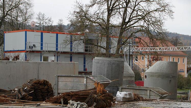 Im Hintergrund sieht man die Wohn-Container für die Bauarbeiter.