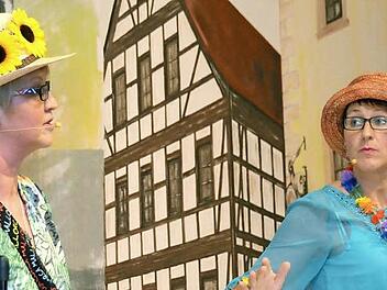 Annegret Winter (links) und Bettina Faber sorgten auch in diesem Jahr für gute Stimmung beim Bunten Abend der "Burkedröther Norr'n". Fotos: Peter Rauch