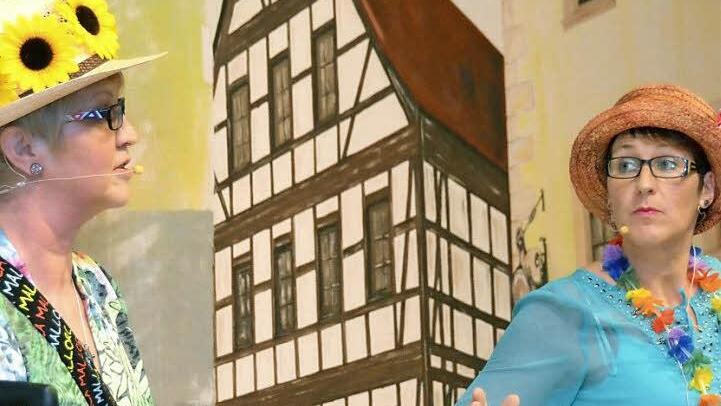 Annegret Winter (links) und Bettina Faber sorgten auch in diesem Jahr für gute Stimmung beim Bunten Abend der "Burkedröther Norr'n". Fotos: Peter Rauch