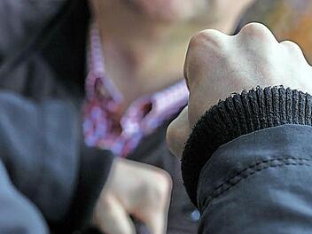 Gegen einen Freund richtete ein 18-Jähriger die Fäuste. Symbolfoto: Christopher Schulz